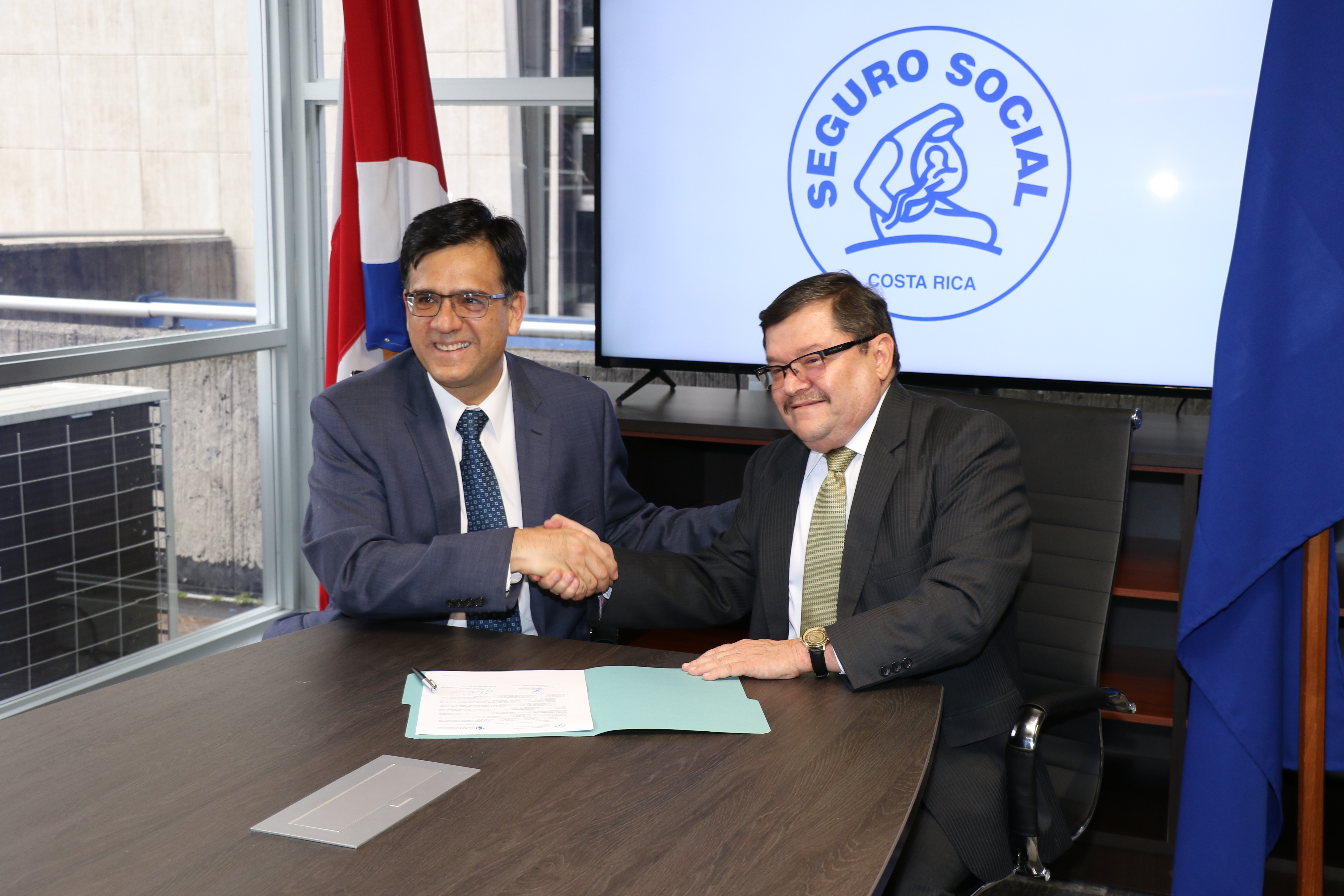 Gilbert Camacho y Roberto Cervantes firman convenio SUTEL - CCSS